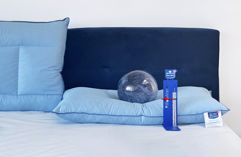 Il cuscino appoggiato su un letto accanto allo strumento di misurazione del sostegno